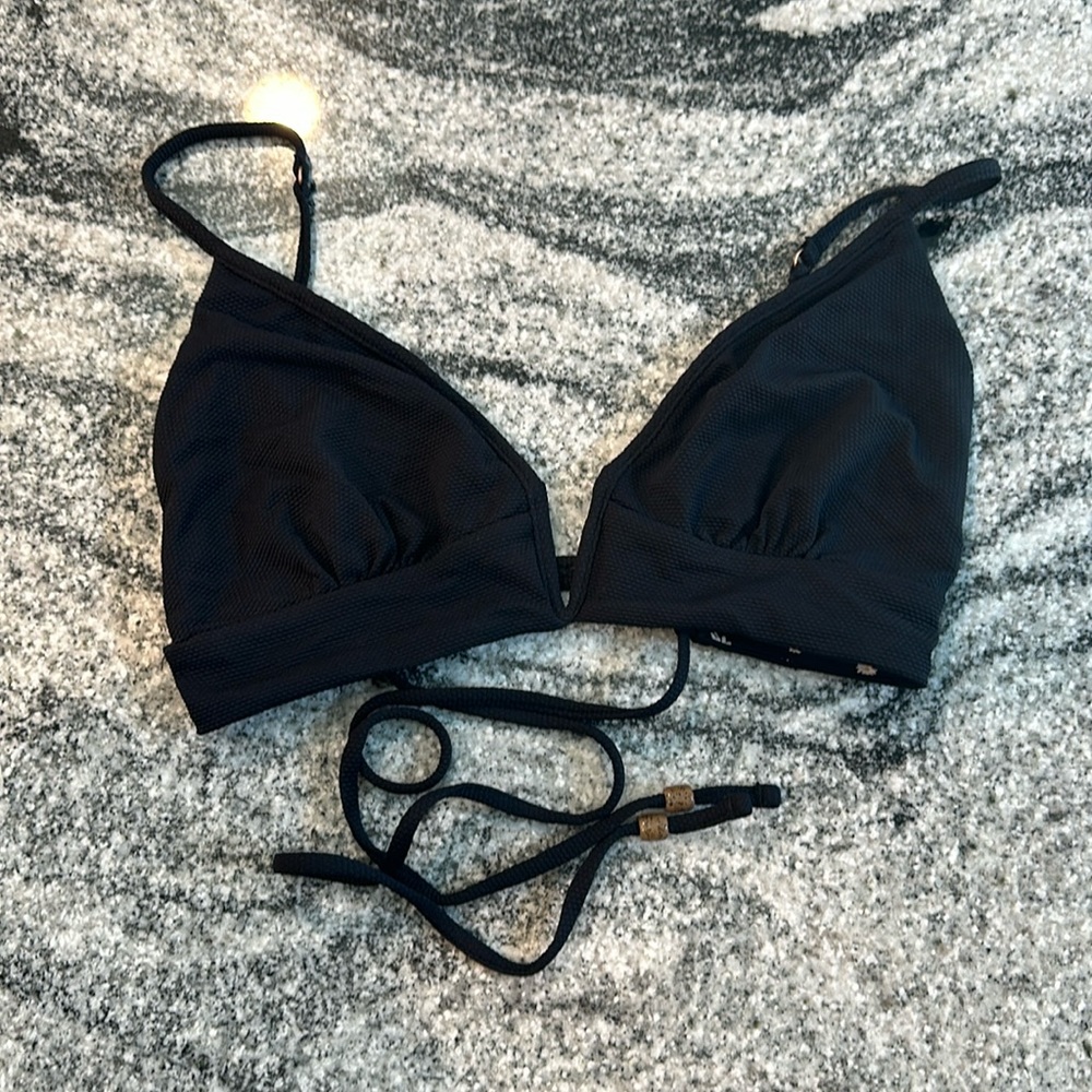 NWOT Reversible Maaji Black/Daisy Bikini top
